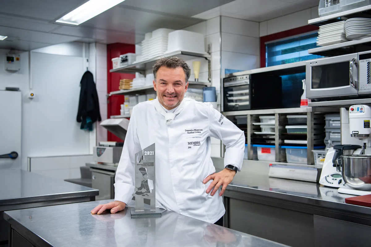 Seit 25 Jahren steht Domenico Miggiano im «Löwen» in Bubikon am Herd. (Archiv) Chefkoch Domenico Miggiano in der Küche des Restaurants Löwen in Bubikon.